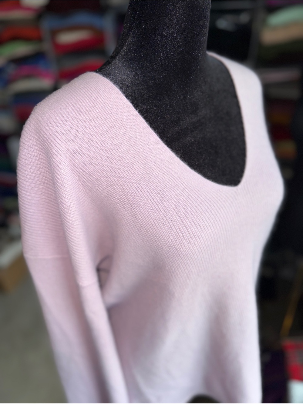 Soft V-Neck Women's Cashmere Sweater in Light Lavender